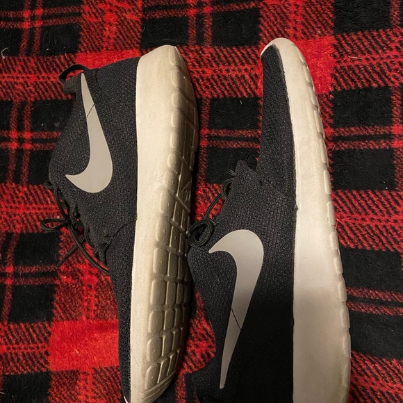 Size 11 Nike Roshe shoes - Picture 2 of 4